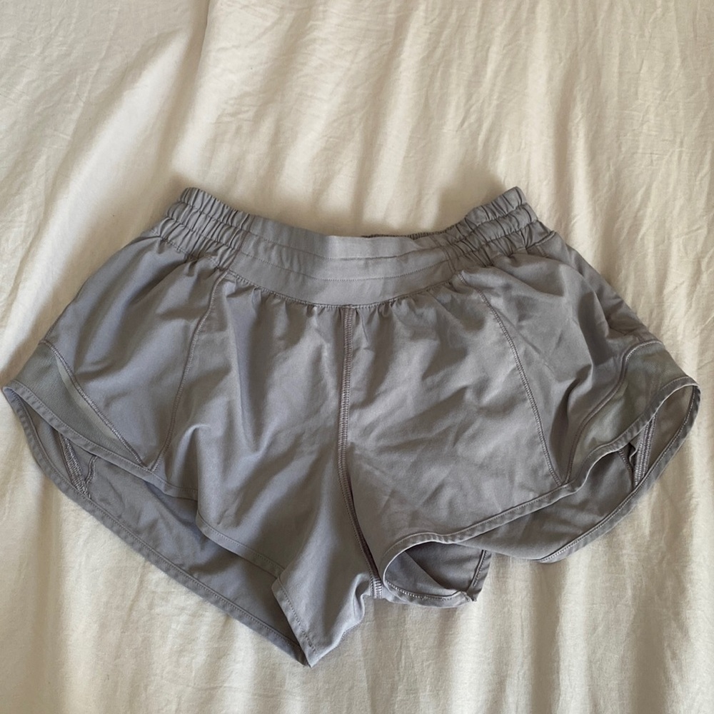 Lululemon hotty hot shorts 2.5 in low rise size 4